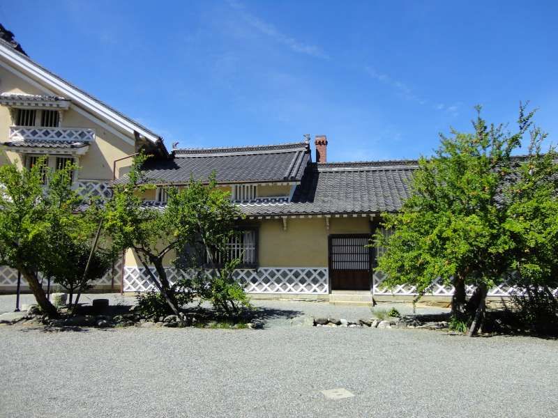 Ehime Private Tour - Scape from the inside of the premises. The decoration made with white lines in the lower part of the wall is called Namako-kabe
, or sea cucumber wall if transalted literally.