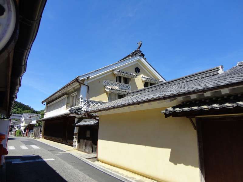 Ehime Private Tour - Houses with thick cream-colored plastered wall continue along the street of the Yokaichi & Gokoku Historic District Preservation Zone prospered as a manufacturing center of Japanese wax.