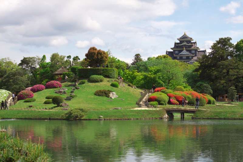 Okayama Private Tour - Castillo de Okayama visto desde el jardín Korakuen, en primavera