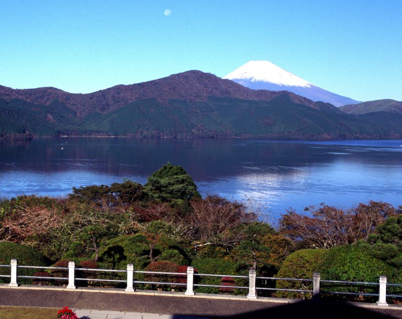 Hakone Private Tour - Hakone Onshi Park: A beautiful park by the lake. You can see a beautiful Mt. Fuji with its image on the water surface here.