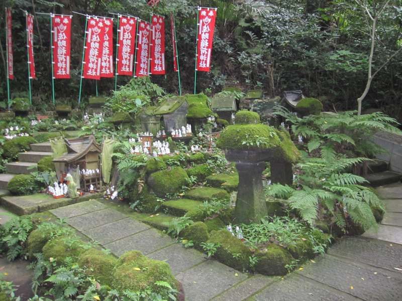 Kamakura Private Tour - Sasuke-inari shrine:Lots of fox dolls invite you.