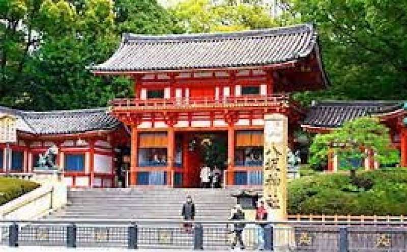 Kyoto Private Tour - Yasaka Shrine is located at the end of ShijoDori. Festival of this shrine, Gion Festical,  is held during July.