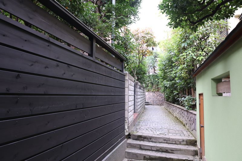 Tokyo Private Tour - Some of the remaining geisha houses as well as upscale Japanese restaurants or ryotei with black wooden fence are tucked away along the narrow side streets of Kagurazaka.