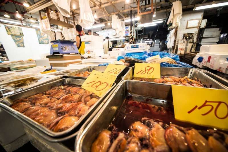 Tokyo Private Tour - World largest inner fish market Tsukiji  moved to Toyosu area. You can now only visit Tuskiji outer fish market, which is still attractive to most visitors.