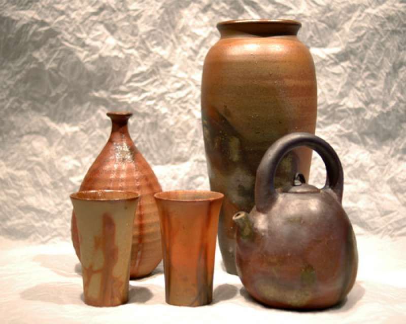 Okayama Private Tour - A vase, a cup, a sake bottle, a small sake cup acquire various subdued colors due to pine wood firing at 1250°C .