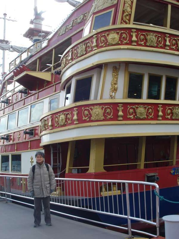 Hakone Private Tour - We can get panoramic view from the ferry boat which is disguised as a pirate ship. Enjoy sailing from Motohakone to Togendai. Mt. Fuji will show its majestic figure on a fine day.  