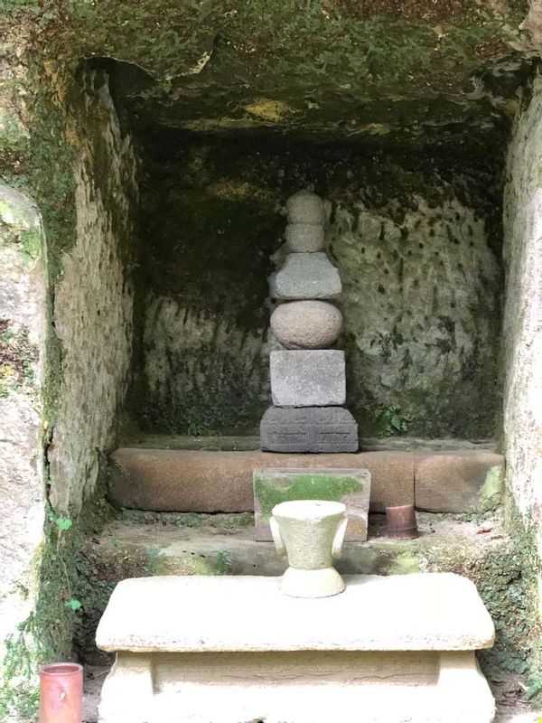 Kamakura Private Tour - Tomb in Yagura cave in Tokai-ji Temple