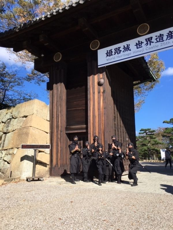 Himeji Private Tour - Lovely family from the USA in the Ninja training activity (optional). You will wear Ninja costumes from head to foot, including a sword. You will practice Ninja for 90 minutes around Himeji Castle.