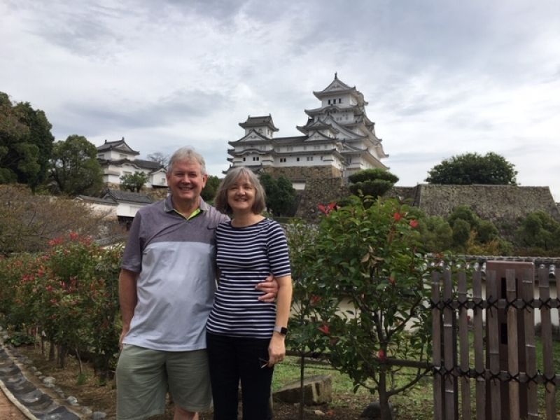 Himeji Private Tour - Lovely couple against the backdrop of spectacular Himeji Castle