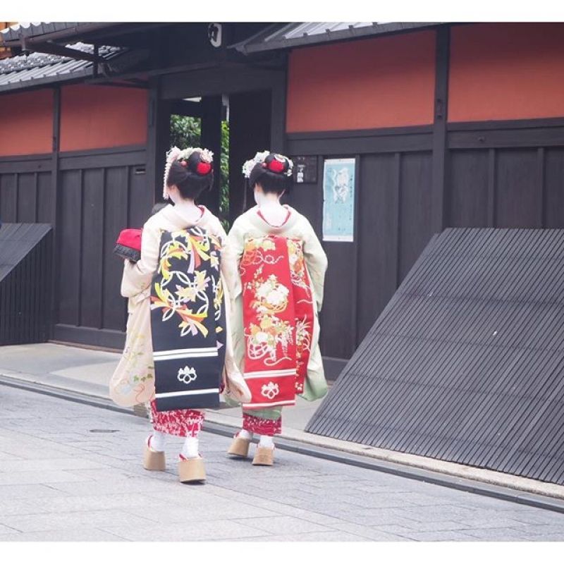 Kyoto Private Tour - Maiko on an alley in Gion downtown area