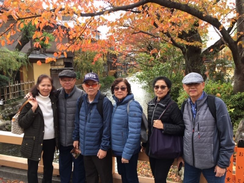 Kyoto Private Tour - Super friendly couples with the backdrop of autumn colors at Gion