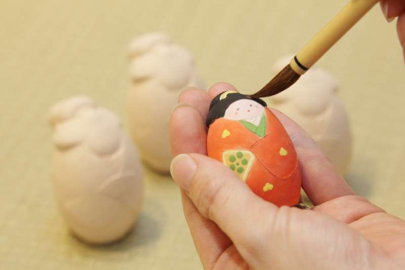 Fukuoka Private Tour - Let's paint on a Hakata doll and make your original one!