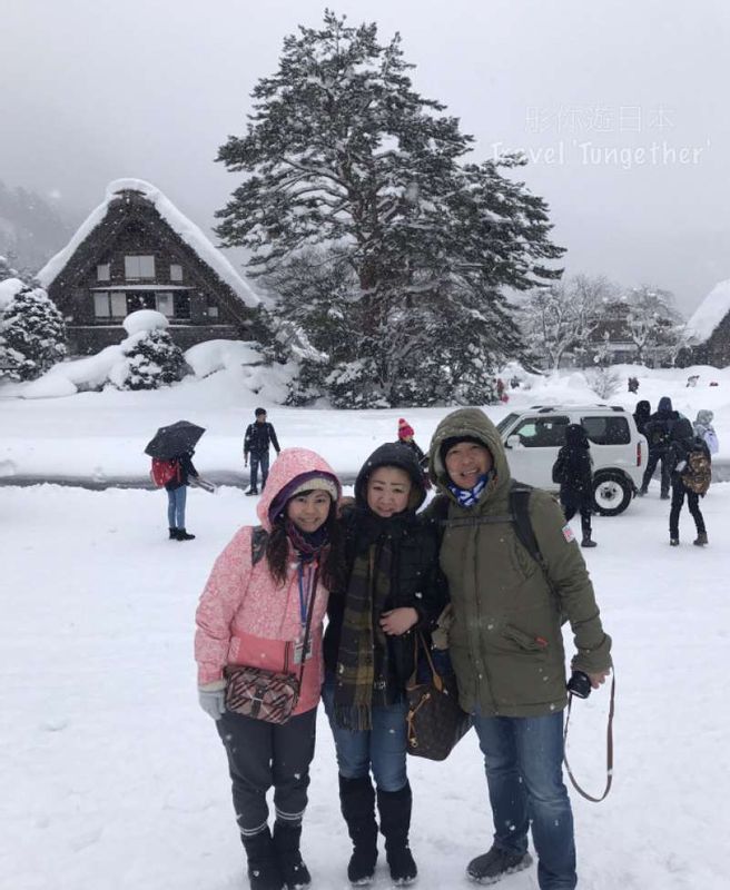 Takayama Private Tour - With guests in Shirakwago snowy wonderland