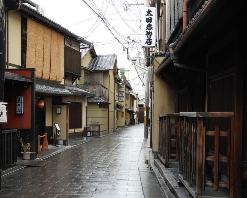 Kyoto Private Tour - Old Japanese style houses in Shinbashi street / Gion area