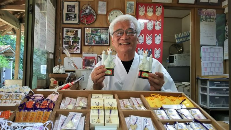 Kamakura Private Tour - He kindly explains us the meaning of foxes here.