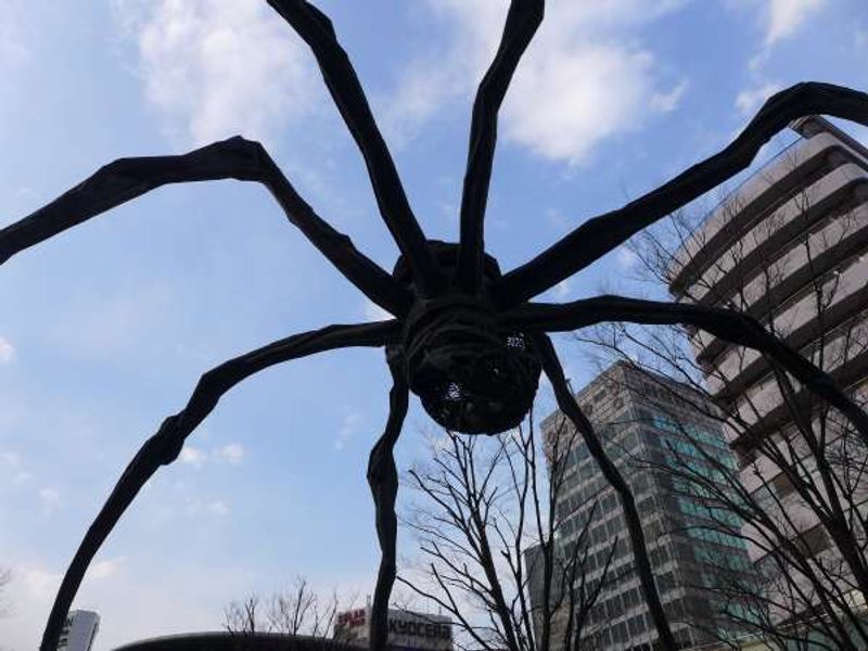 Tokyo Private Tour - Enormous spider objet d'art in Roppongi hills.