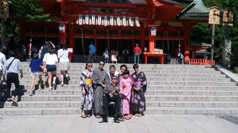 Kyoto Private Tour - In front of ‘Honden’,the main hall of Fushimi-inari Shrine.
Papa and Mama with their children and a very cute grandchild.