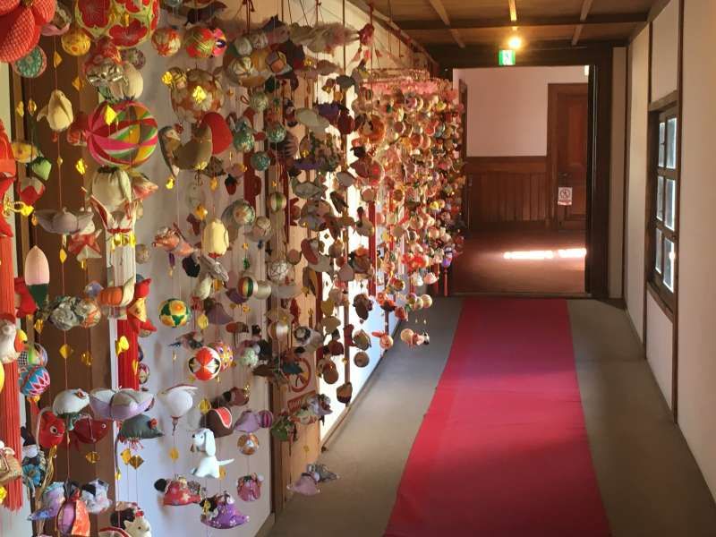 Fukuoka Private Tour - Sagemon display
In Yanagawa, in additon to Hina dolls, colorful "Sagemon" , or handballs stitch by stitch,are displayed at girls' first Hina Matsuri.