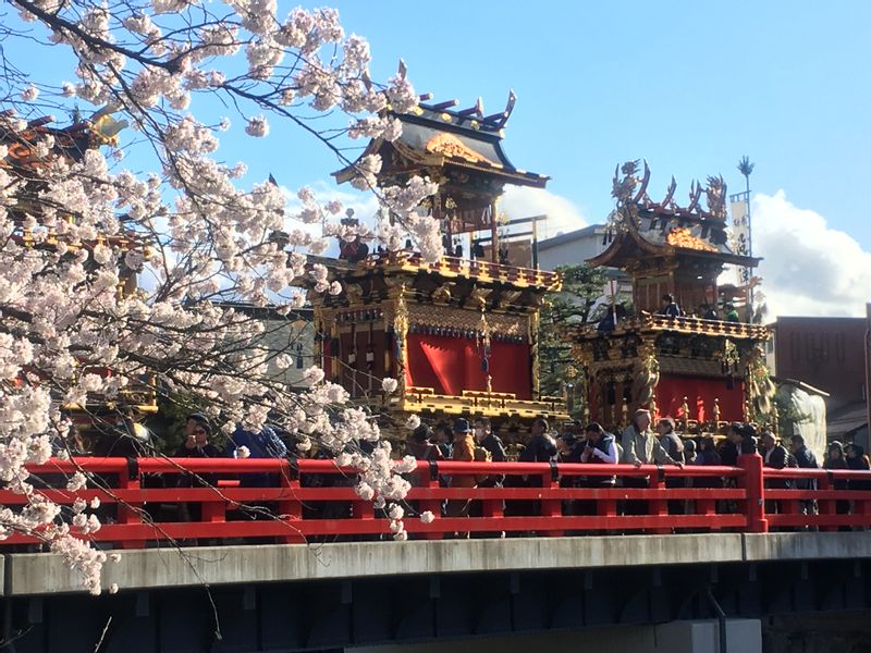 Takayama Private Tour - The Takayama Festival is said to be one of Japan's three most beautiful festivals. Held in spring and autumn, spectators from across the world visit to see the luxuriously decorated festival floats made by artisans with the finest skills.