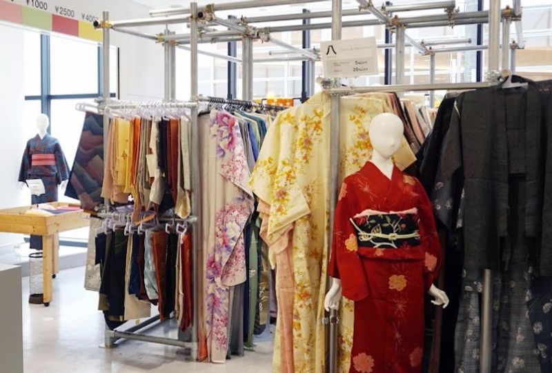 Aichi Private Tour - Kimono recycle shop,  reasonable priced kimonos