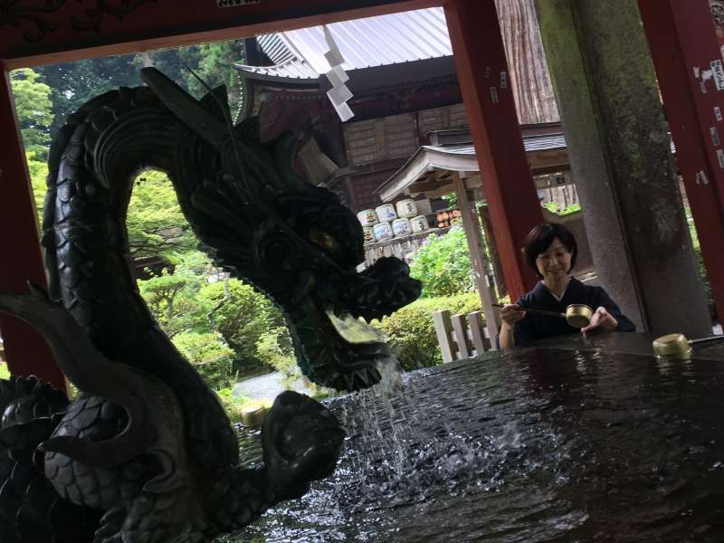 Mount Fuji Private Tour - Huge basin in the shrine