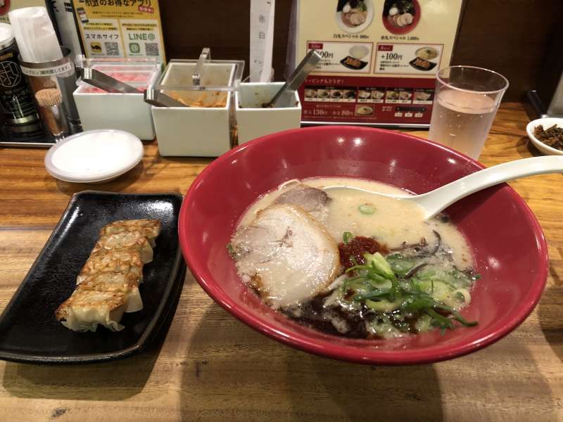 Fukuoka Private Tour - Beloved Ramen-Noodles with  gyozas,or meat dumplings.
