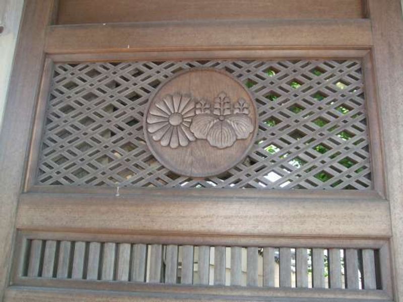 Kamakura Private Tour - The two family crests on the gate door of Komyoji Temple