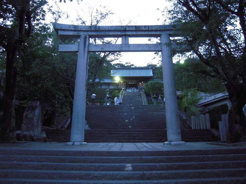 Fukuoka Private Tour - There are 193 steps to visit Suwa shrine. Let's go～!