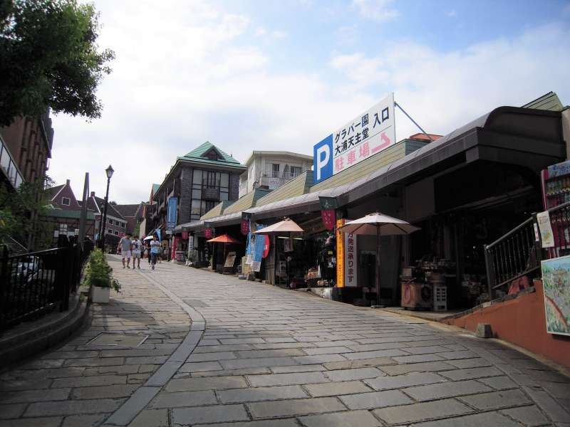 Fukuoka Private Tour - There are lots of souvenir shops on the way to the cathedral.