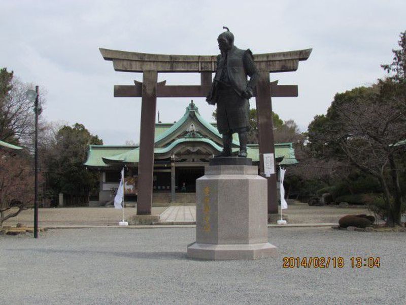 Osaka Private Tour - This is Hokoku Shrine dedicated to Toyotomi HIDEYOSHI.  A bronze statue standing at the front is Toyotomi HIDEYOSHI.  You can see Torii, or shrine gate, and main hall.