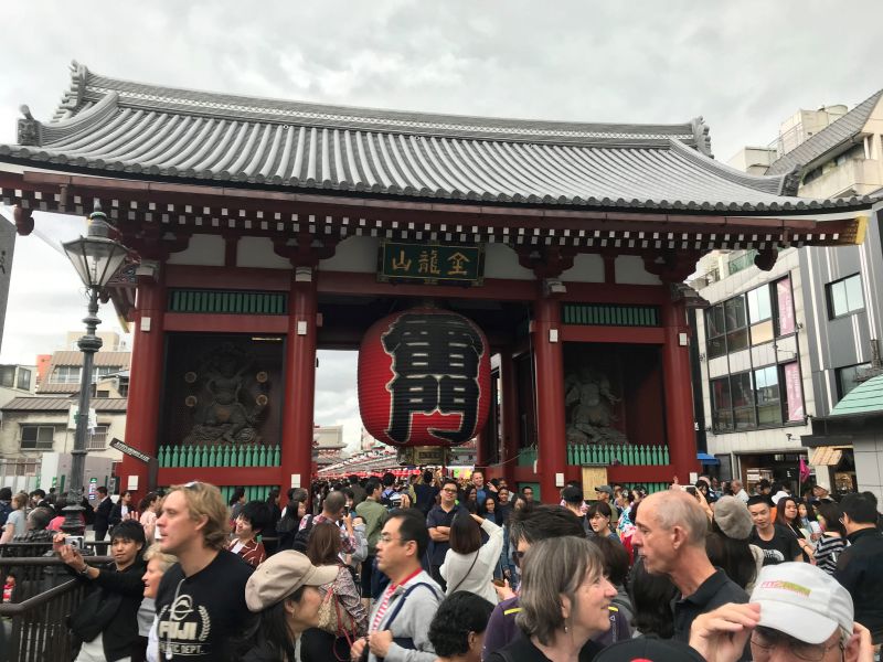 Tokyo Private Tour - Thundergate (Kaminari Mon) at Asakuta - the entrance leading to Tokyo`s oldest temple Senso-ji Temple.