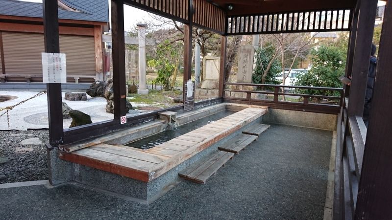 Niigata Private Tour - One of the foot baths of Tsukioka Onsen.