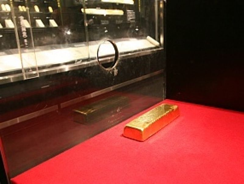 Sado Private Tour - Feel how heavy the real gold bar 12,5 kg is