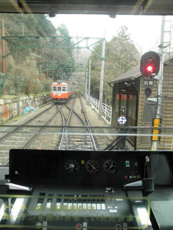 Kanagawa Private Tour - Hakone Mountain Train
This is the only mountain railway in Japan.  Halfway up the line there are switchbacks, where the driver and the conductor change shifts and the train switch to reversed travel direction. It is a special experience that can be enjoyed only with the Hakone Tozan Train. 
