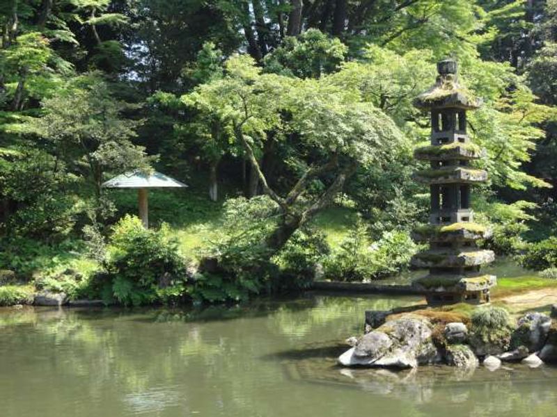 Kanazawa Private Tour - Hisago Pond in Kenrokuen