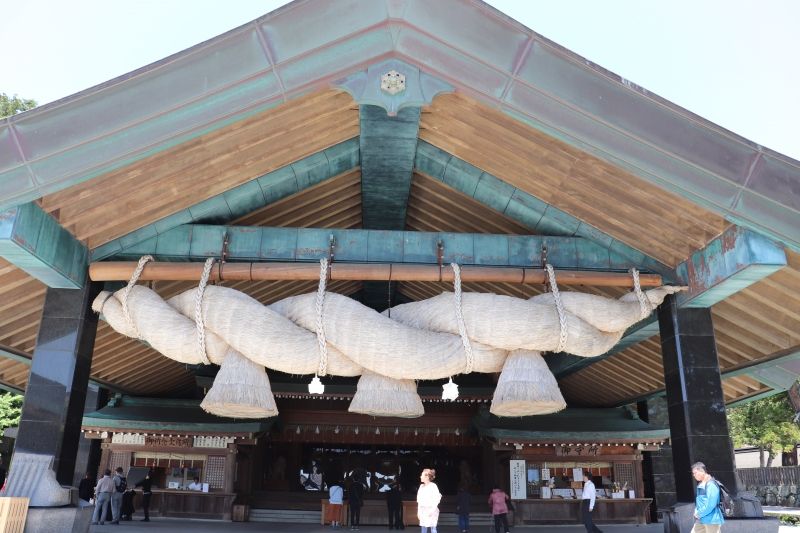 Shimane Private Tour - Izumo Taisha Grand Shrine: The Shimenawa (sacred rope) that hangs at the shrine is the largest in Japan, weighing an impressive 5 tons.