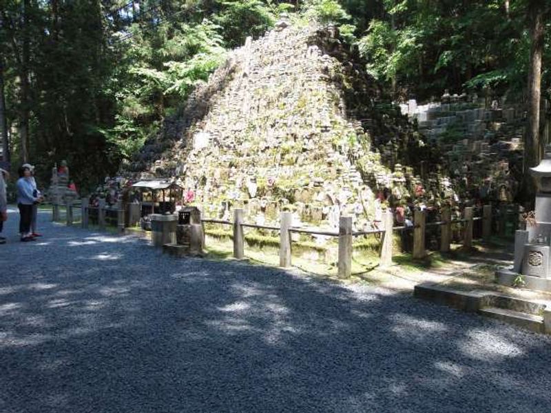 Wakayama Private Tour - A mall of gravestones for dead persons without any relatives 