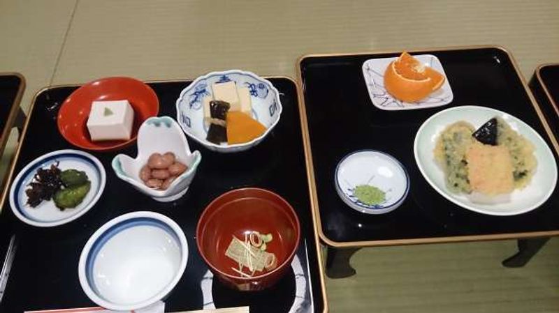 Wakayama Private Tour - Vegitarian diet served at a pilgrim's lodging in Koyasan.
Cooked rice, soup flavored with dried fish and soy sauce, pickles,
simmered vegetables , deep-fried seasonal vegetables and salad in vinegar. 