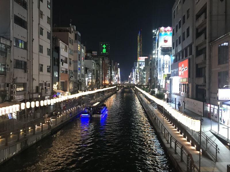 Osaka Private Tour - En verano se ilumina el río con lámparas.
