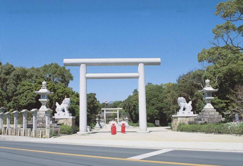 Hyogo Private Tour - Izanagi shrine enshrines two Gods, Izanagi and Izanami. In a Japanese myth they built Japan and the first land of Japan was Awaji island. This shrine is one of the most important shrine in Japan.