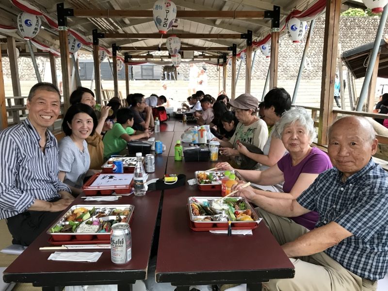 Gifu Private Tour - An American family is enjoying dinner in a fishing-viewing boat.