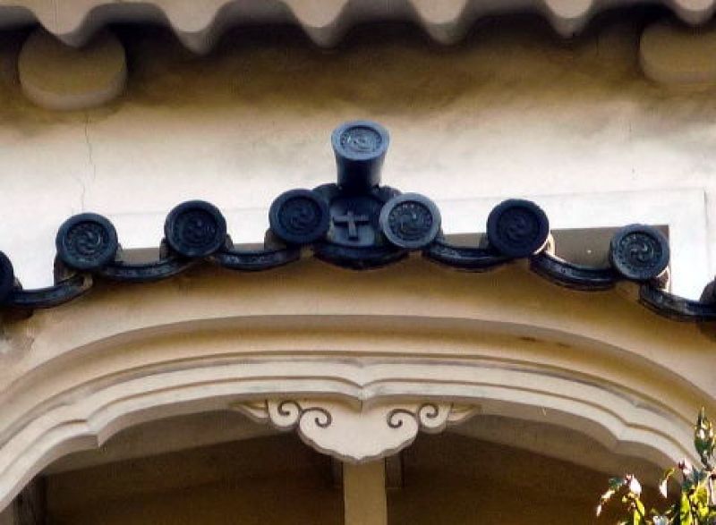 Himeji Private Tour - One of the strangest things in Himeji castle is a "cross mark" on the roof tile because Christianity was banned at that time.