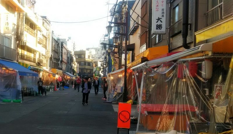 Tokyo Private Tour - La calle atrás del sendero al templo es uno de los entretenimiento de la ciudad. Les encanta un restaurante al aire libre.