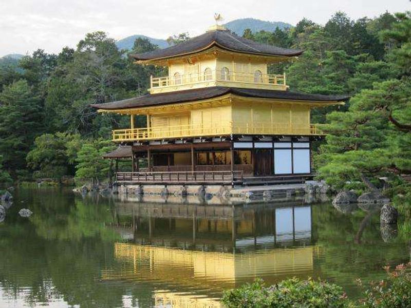 Kyoto Private Tour - Kinkaku-ji Temple
      Thie temple is called the Golden Pavillion.
      Because, 20,000 golden leaves are used. The scenery of this building from beautiful garden is splendid and breath taking.