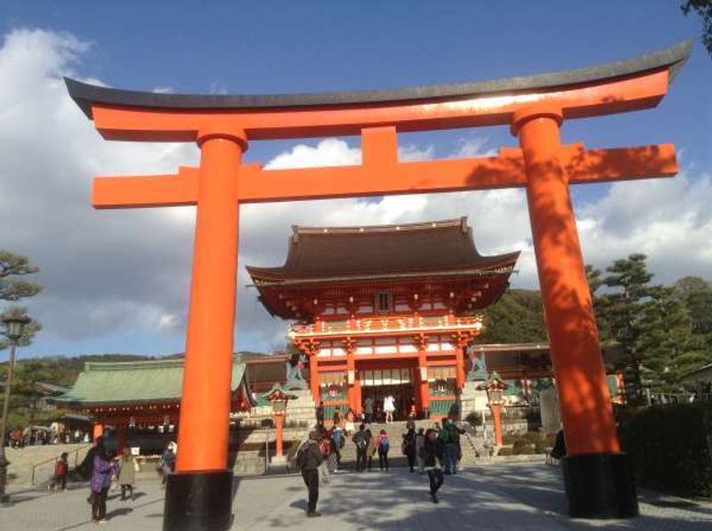 Kyoto Private Tour - Fushimi Inari Shrine
     There are more than 10,000 red Torii gates which is a symbol of Shinto shrine. 
     When you see these torii gates, you will be amazed.