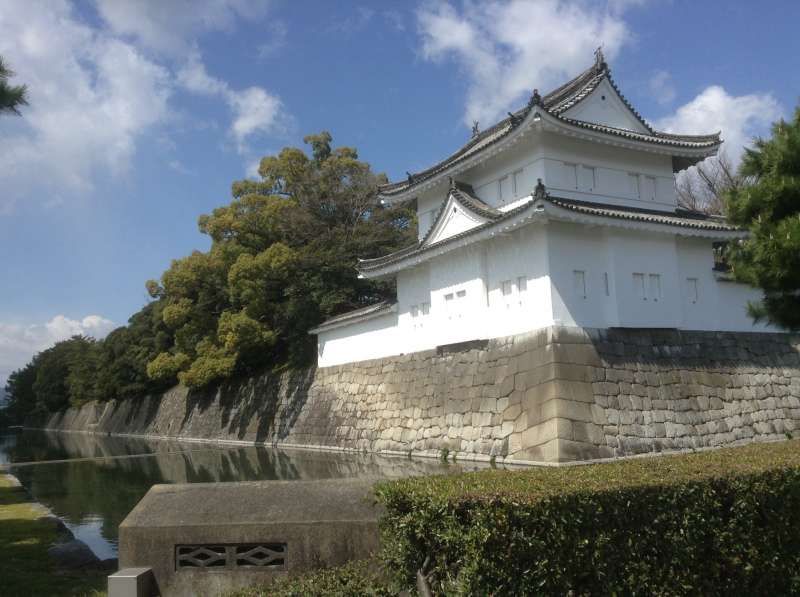 Kyoto Private Tour - Nijyo-jyo Castle
      This castle was built by Tokugawa Shogunate.
      You can see stone walls, turrets and beautiful palace..