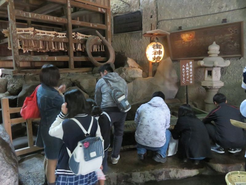Kamakura Private Tour - Zeniarai Benten Shrine (Before prayer they soak n wash their money as the ritual )