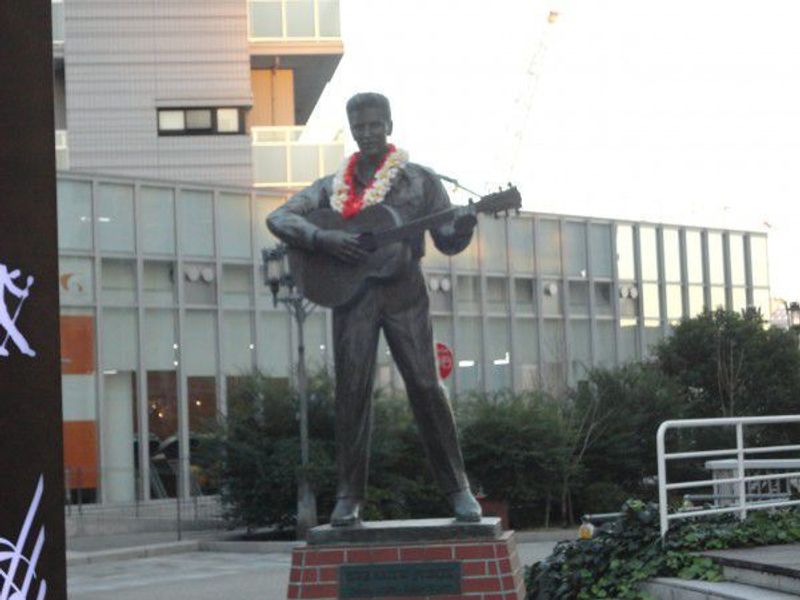 Kobe Private Tour - The statue of Elvis Presley at Harbor Land