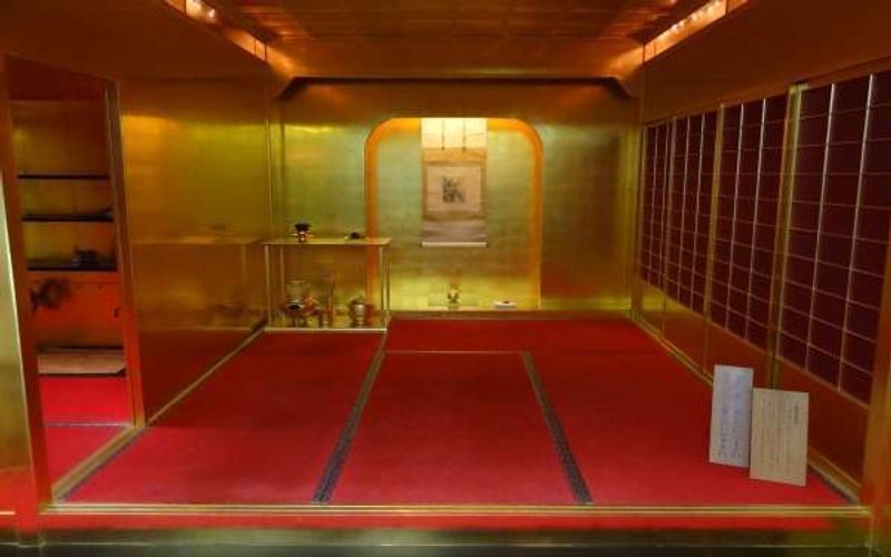 Osaka Private Tour - Hideyoshi's favarite golden tea room sets