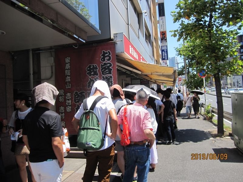 Yokohama Private Tour - Even on a hot summer day, more than thirty ramen lovers are waiting to enter.